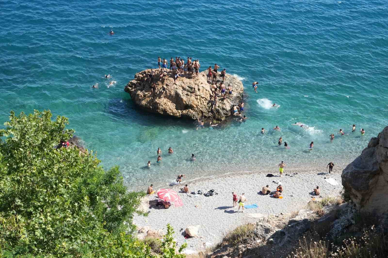 Araç termometreleri 48 dereceyi gösterdi, Antalya denize döküldü
