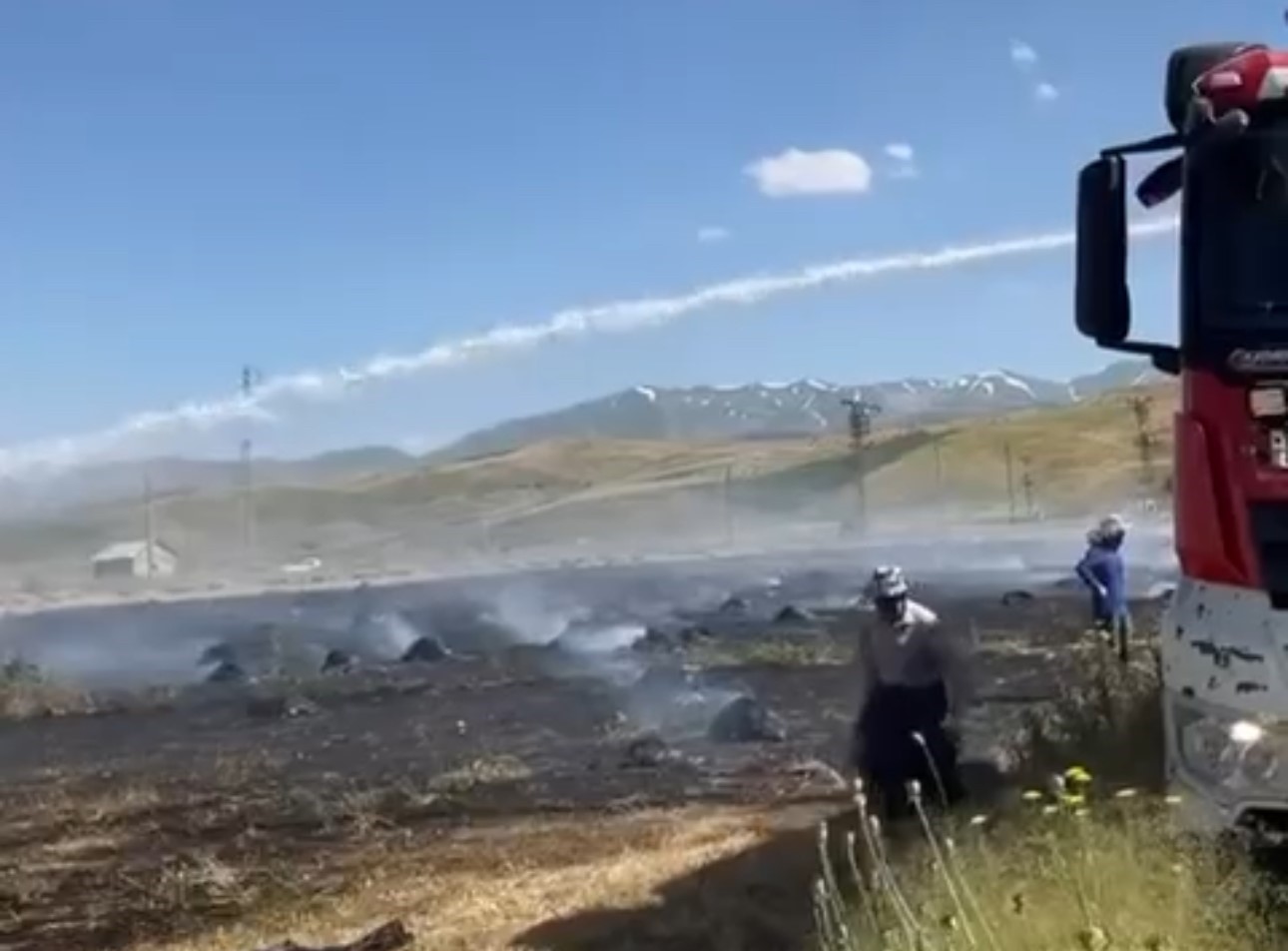 Yüksekova’da çıkan arazi yangını korkuttu
