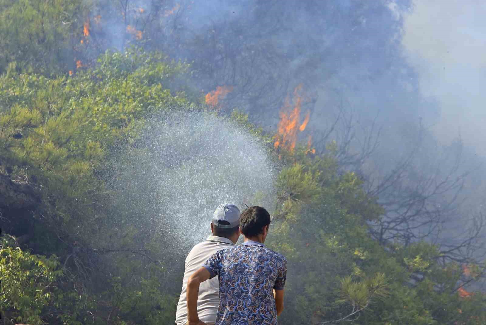 Antalya’daki orman yangınına 3 saattir müdahale sürüyor
