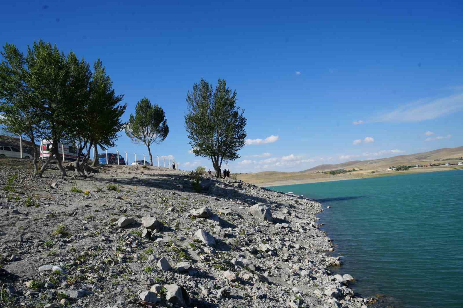 Serinlemek için girdiği gölette kayboldu
