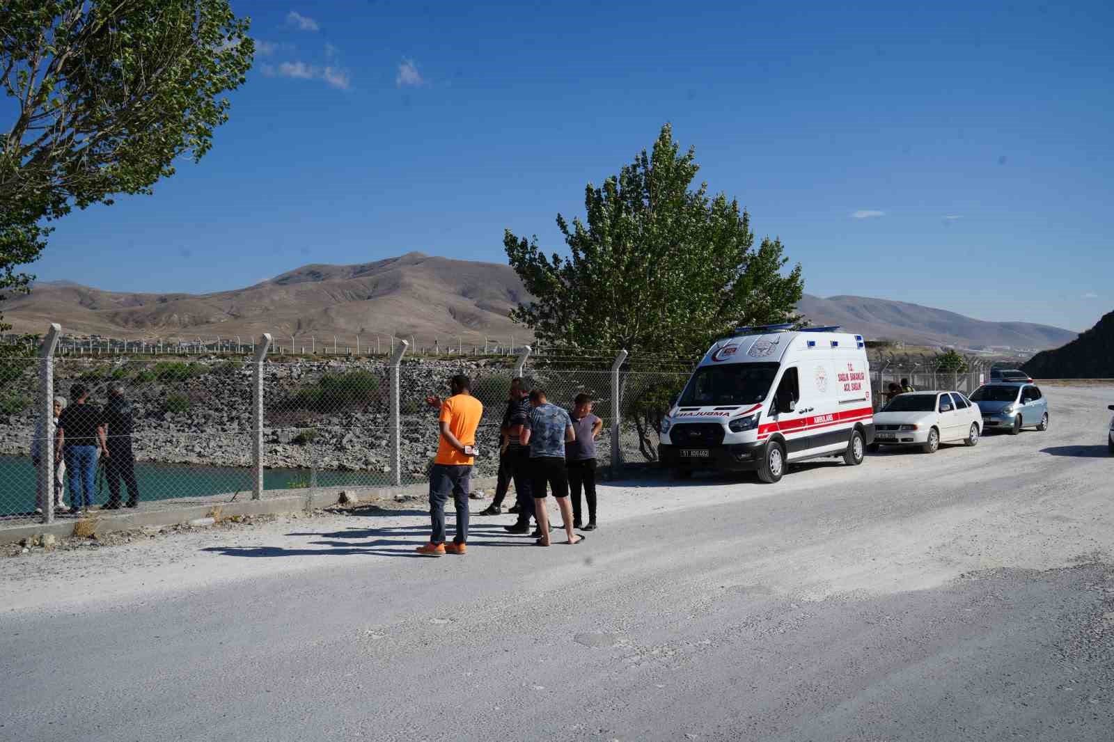 Serinlemek için girdiği gölette kayboldu
