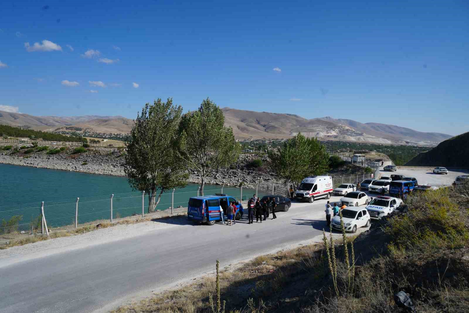 Serinlemek için girdiği gölette kayboldu
