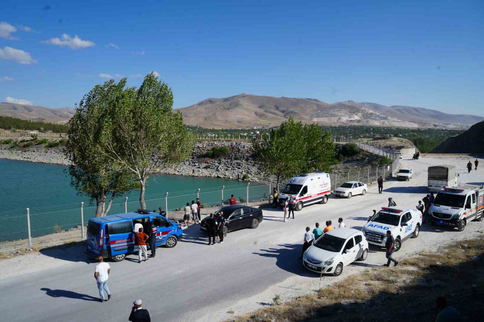 Serinlemek için girdiği gölette kayboldu
