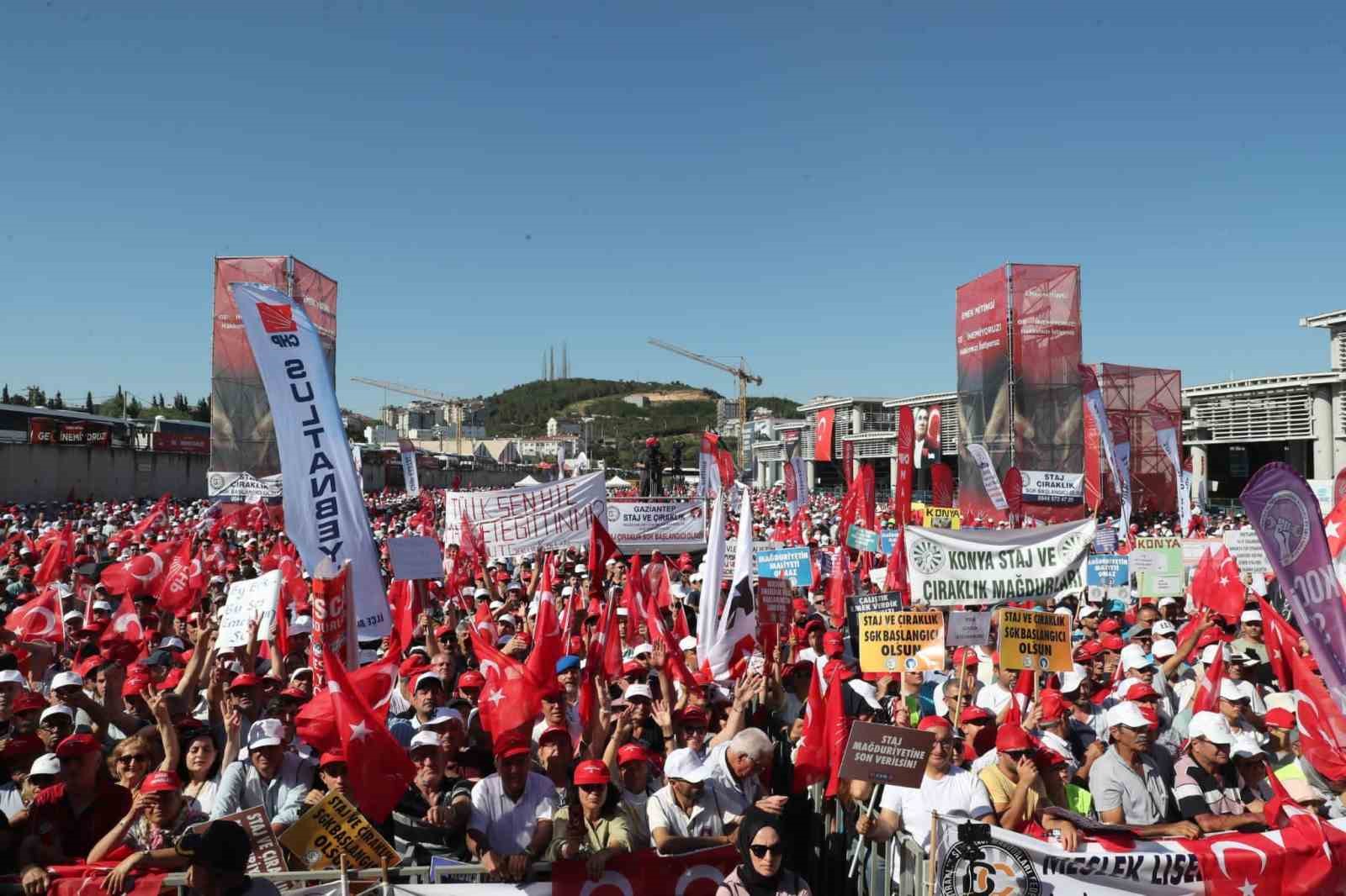 CHP Genel Başkanı Özel, Emek Mitingi’nde konuştu
