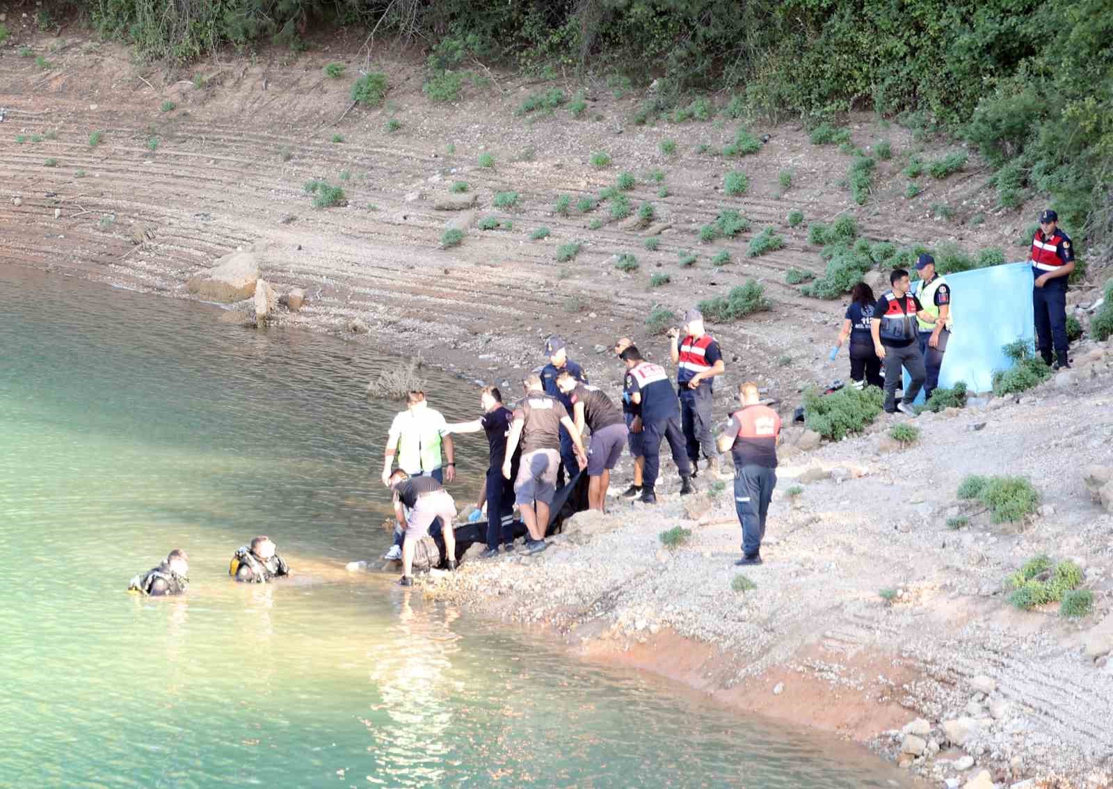 Gölette boğulan anne ve 2 çocuğunun cenazeleri Büyükşehir dalgıçları tarafından sudan çıkarıldı
