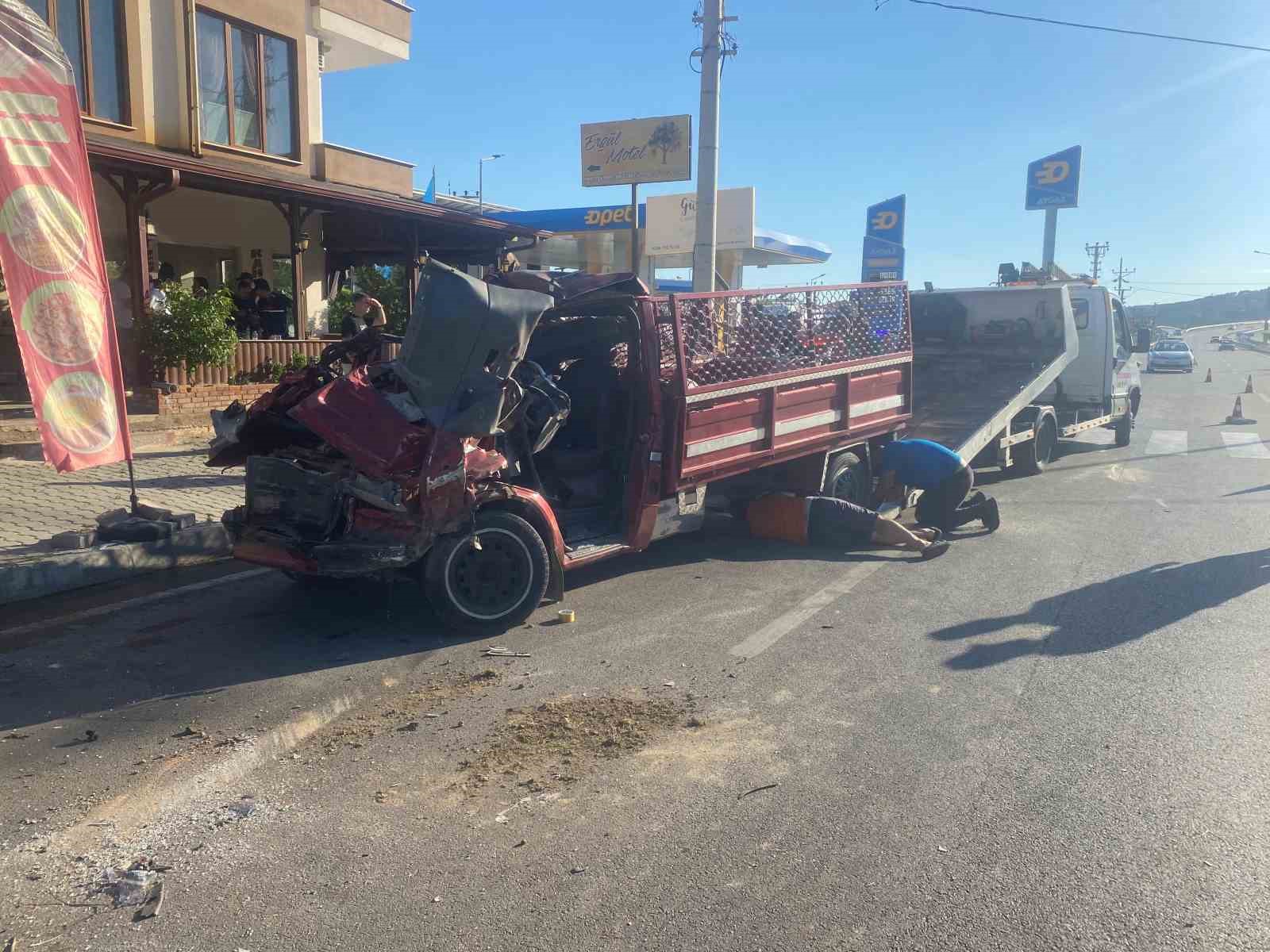 Kamyonet önce otomobile ardından tıra çarptı: 2 ölü
