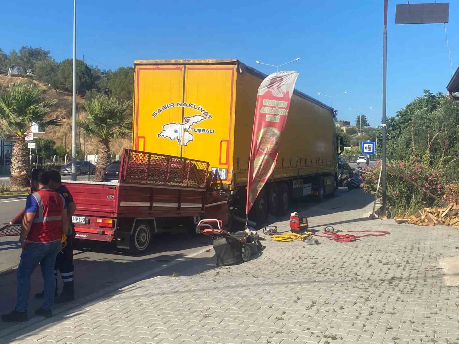 Kamyonet önce otomobile ardından tıra çarptı: 2 ölü
