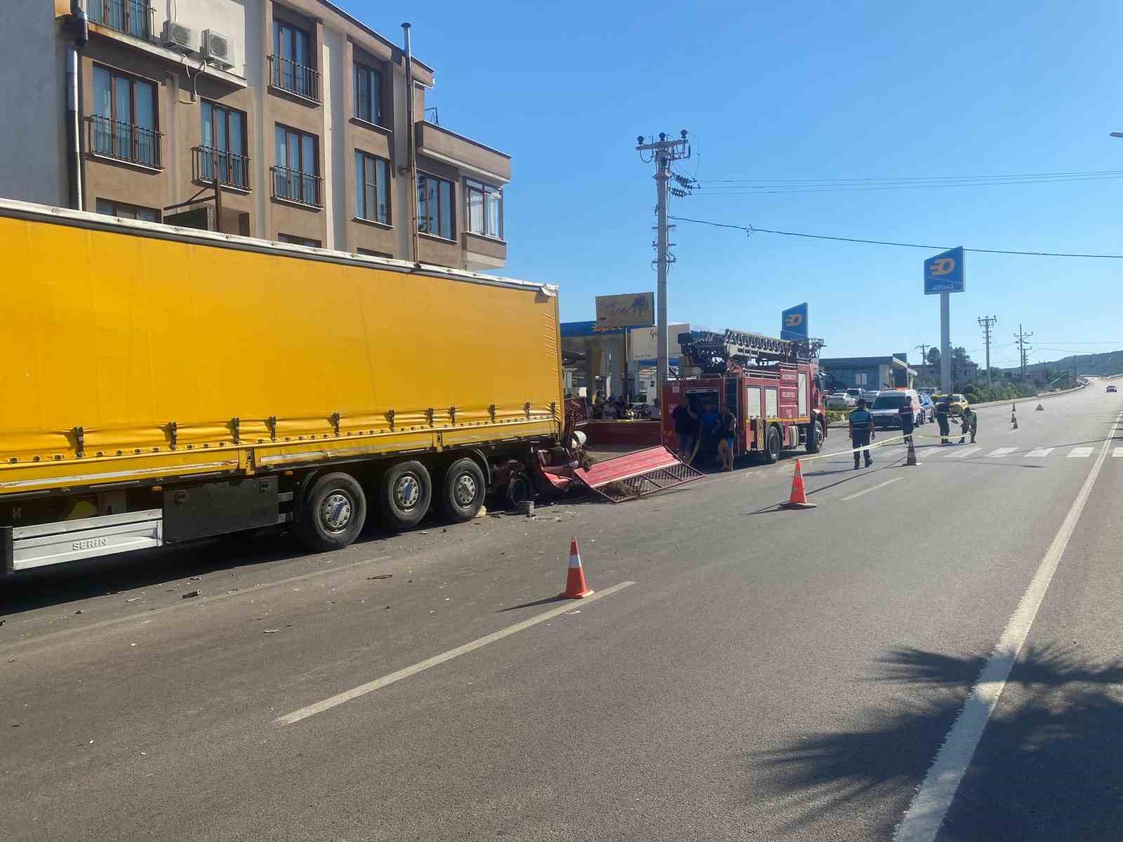 Kamyonet önce otomobile ardından tıra çarptı: 2 ölü
