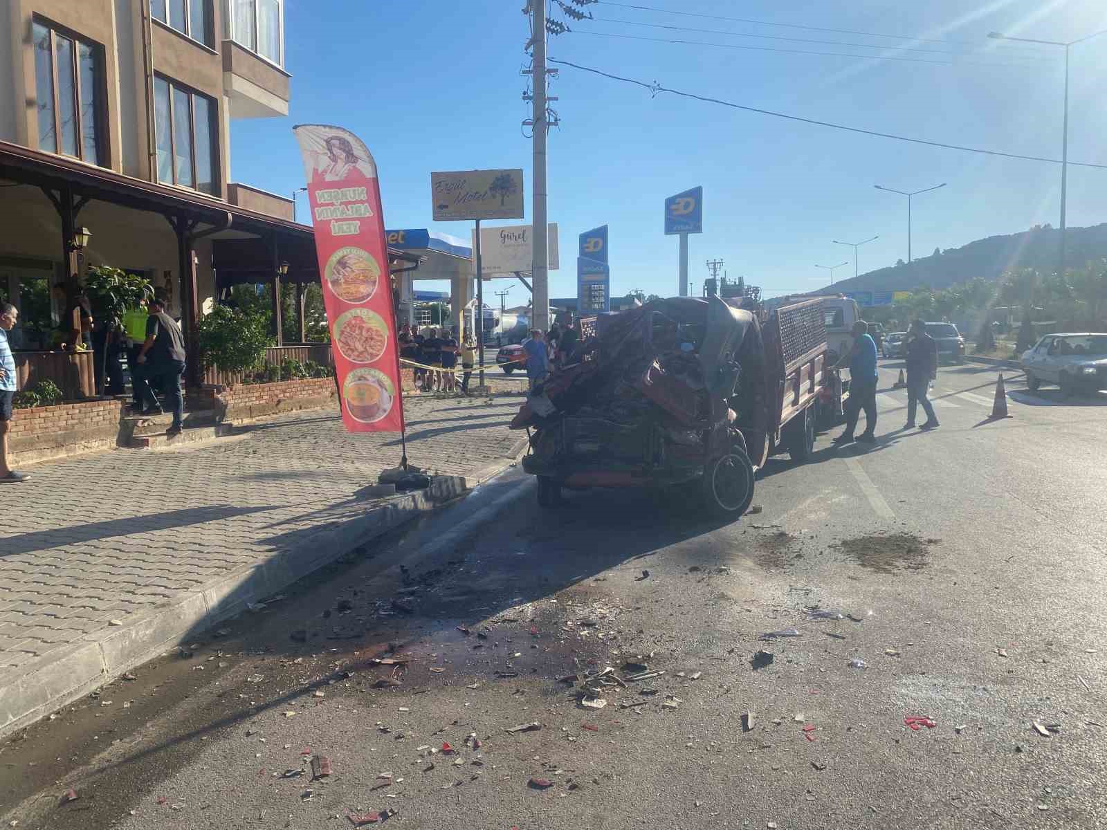 Kamyonet önce otomobile ardından tıra çarptı: 2 ölü
