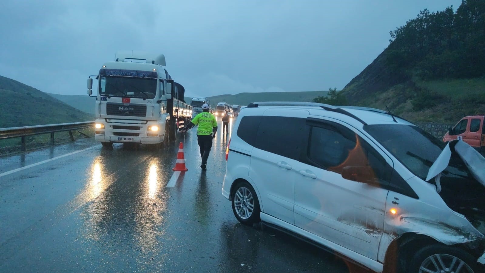 Erzincan-Erzurum karayolunda zincirleme kaza: 1 yaralı
