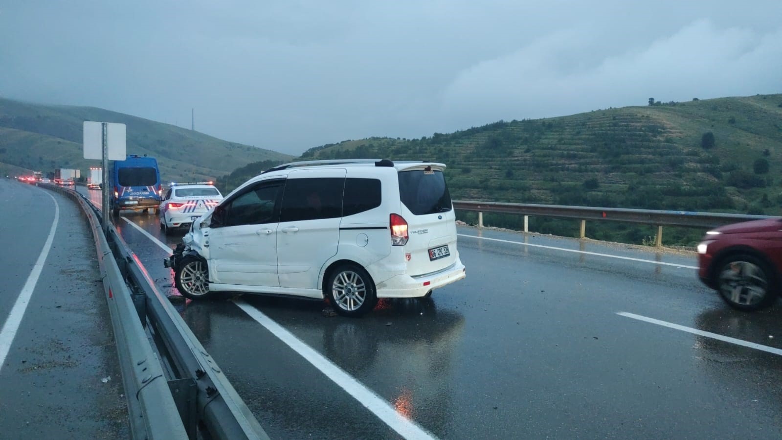 Erzincan-Erzurum karayolunda zincirleme kaza: 1 yaralı
