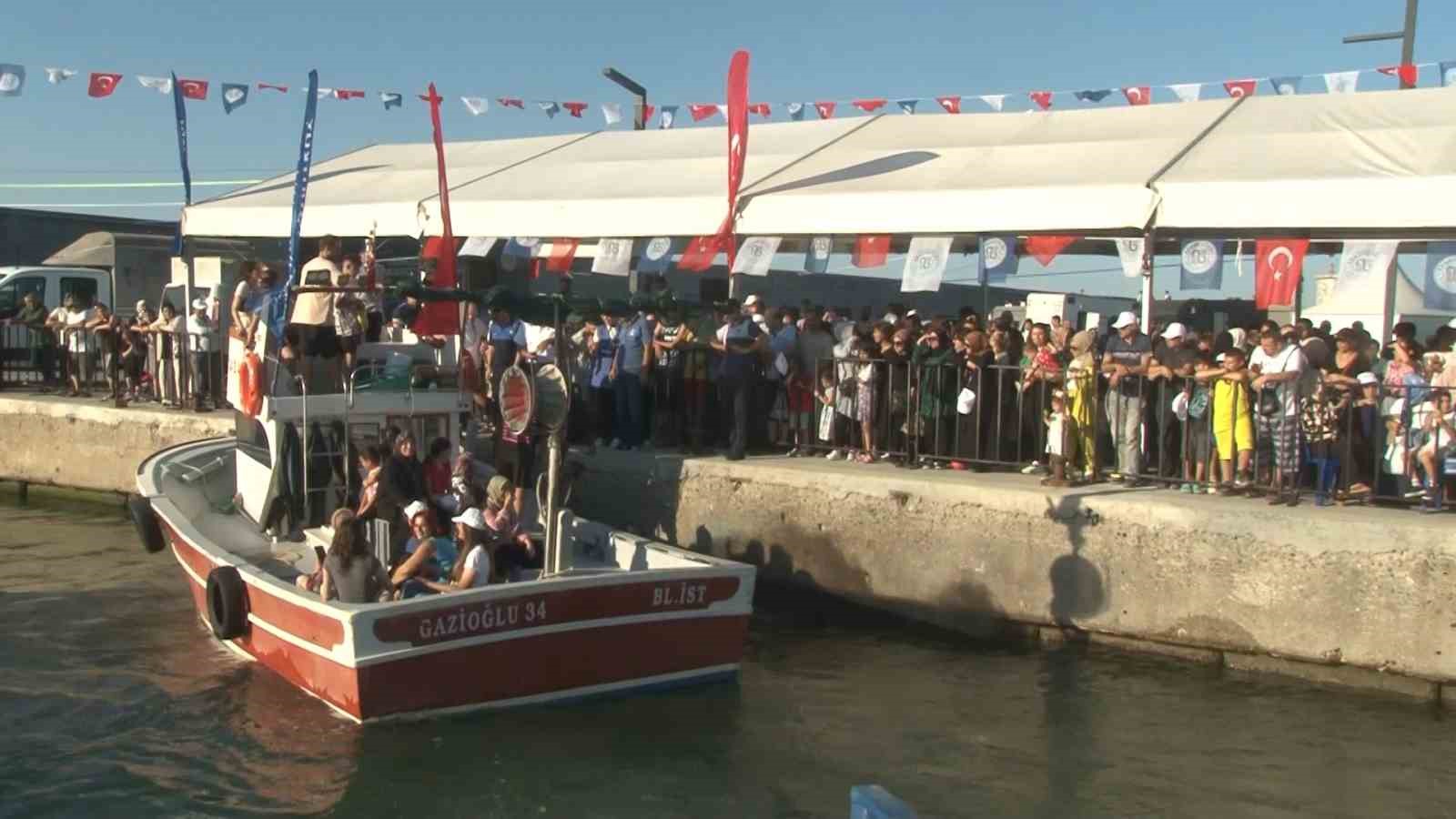 Arnavutköy’de Kabotaj Bayramı kutlamaları renkli görüntüler oluşturdu
