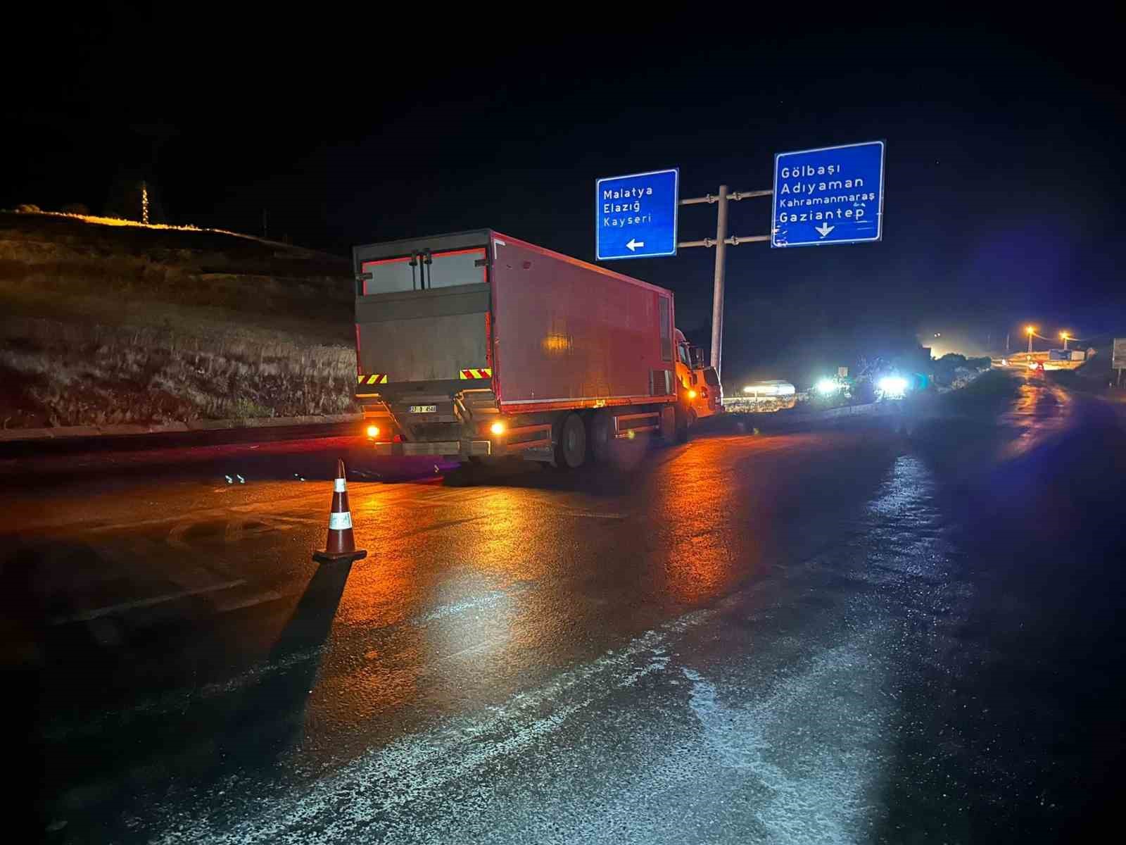 Kamyon ile hafif ticari araç çarpıştı: 2 yaralı
