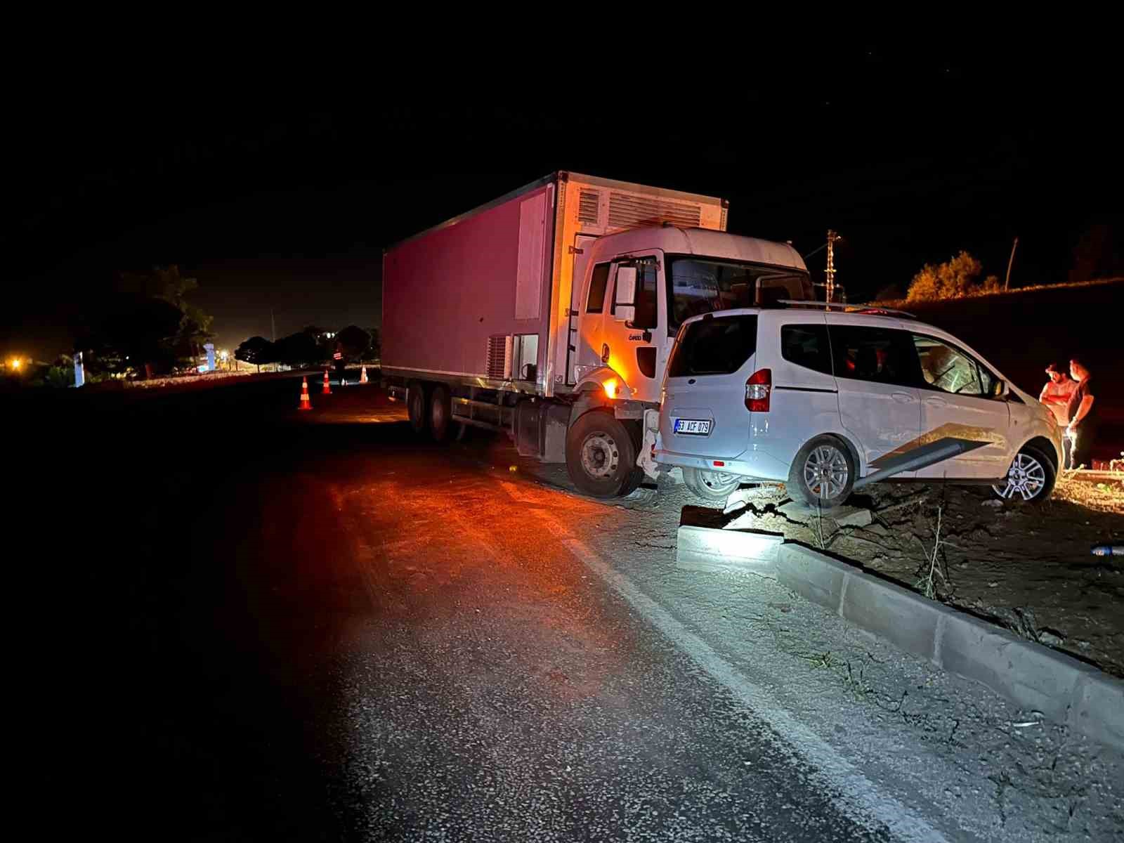 Kamyon ile hafif ticari araç çarpıştı: 2 yaralı
