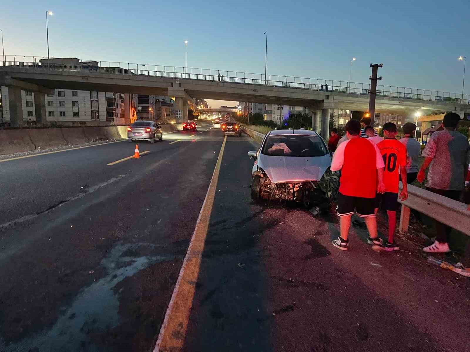 Bariyerlere çarpan otomobildeki 4 kişi yaralandı
