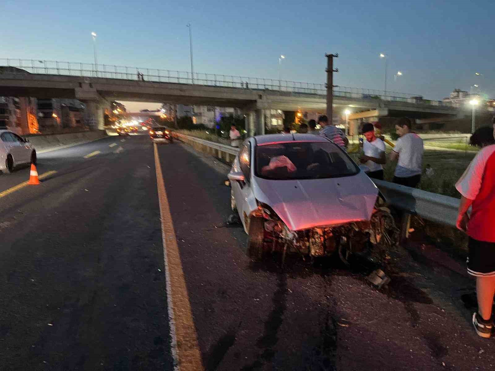 Bariyerlere çarpan otomobildeki 4 kişi yaralandı
