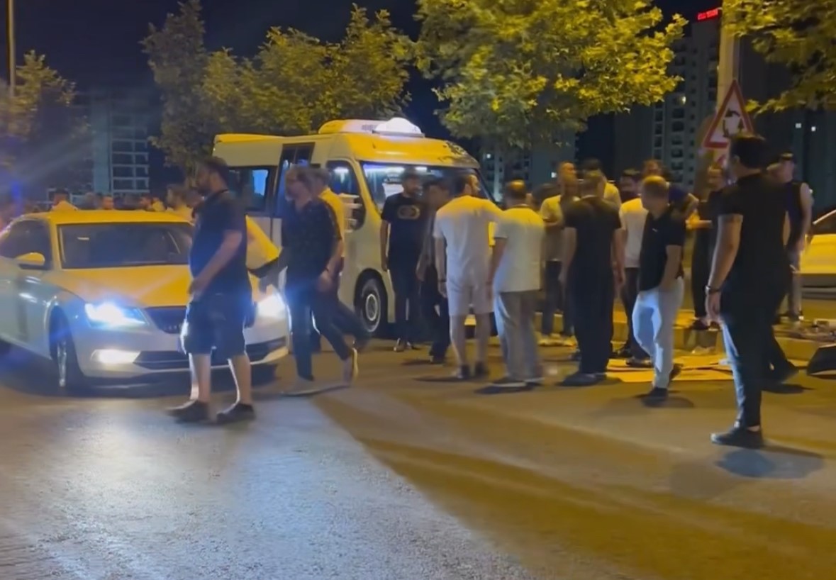 Diyarbakır’da şehir içi minibüsü yayalara çarptı: 1 ölü, 1 ağır yaralı
