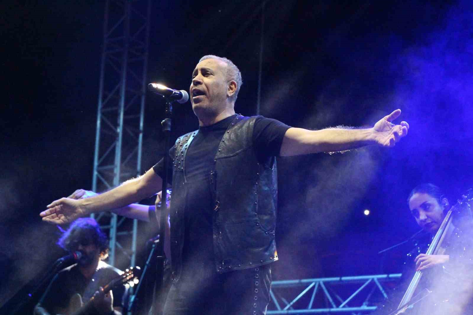 Konserde Netanyahu’ya tepki gösteren Haluk Levent, Filistinli çocuklar için şiir okudu
