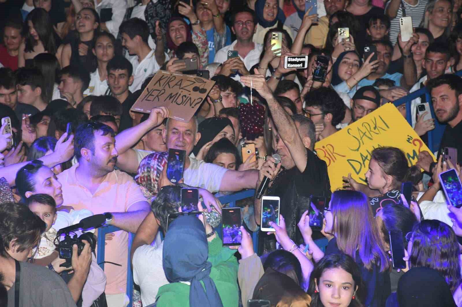 Konserde Netanyahu’ya tepki gösteren Haluk Levent, Filistinli çocuklar için şiir okudu
