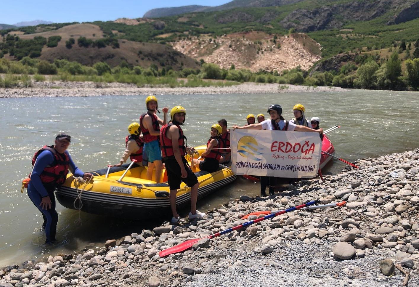 Kavurucu sıcaklarda rafting yaparak serinlediler
