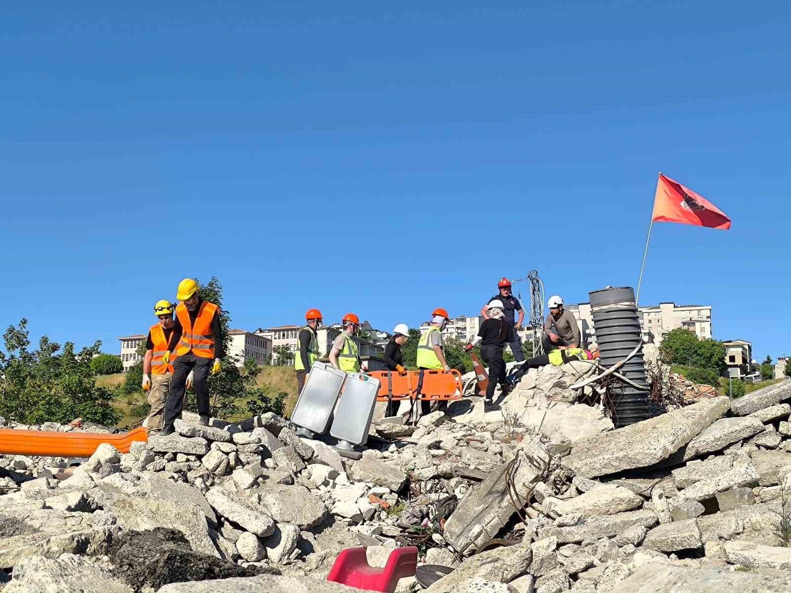 Eğitimlerini tamamlayan üniversite öğrencileri muhtemel bir afet durumunda çalışmalara katılabilecek
