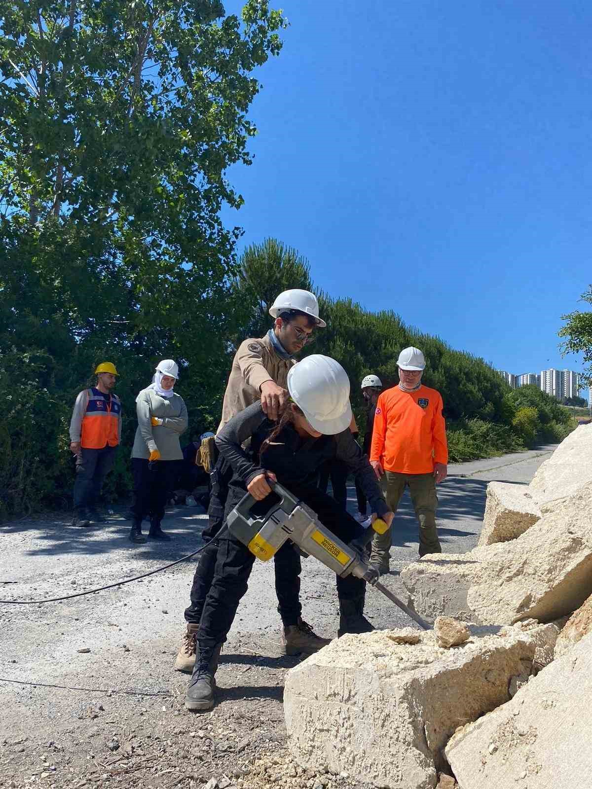 Eğitimlerini tamamlayan üniversite öğrencileri muhtemel bir afet durumunda çalışmalara katılabilecek
