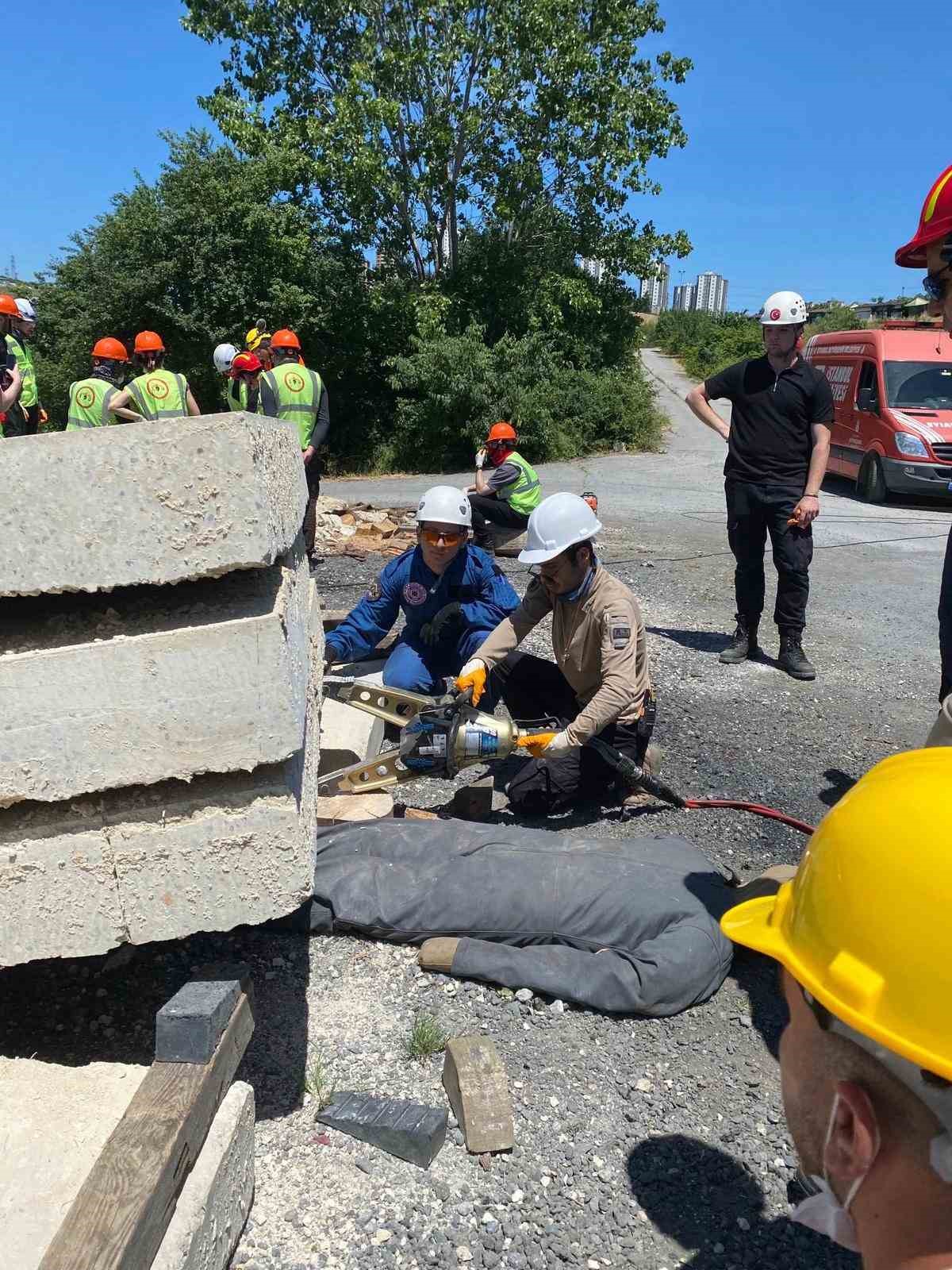 Eğitimlerini tamamlayan üniversite öğrencileri muhtemel bir afet durumunda çalışmalara katılabilecek
