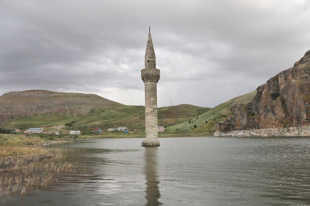 Ağrı’da sular altında kalan minarenin eşsiz güzelliği
