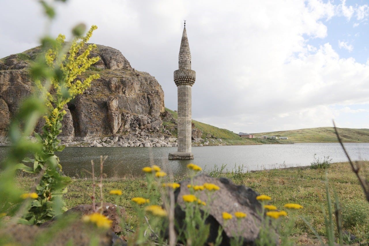 Ağrı’da sular altında kalan minarenin eşsiz güzelliği
