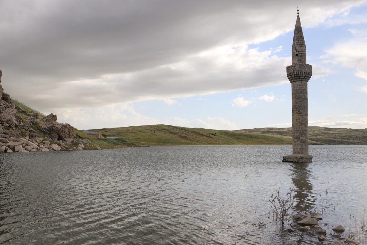 Ağrı’da sular altında kalan minarenin eşsiz güzelliği
