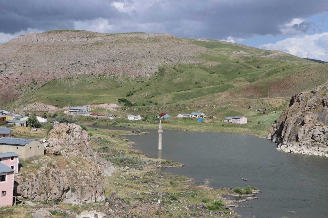 Ağrı’da sular altında kalan minarenin eşsiz güzelliği
