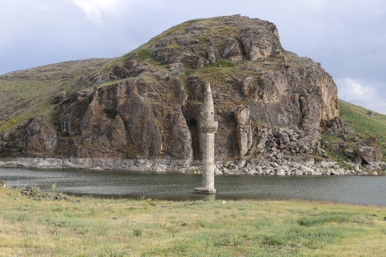 Ağrı’da sular altında kalan minarenin eşsiz güzelliği
