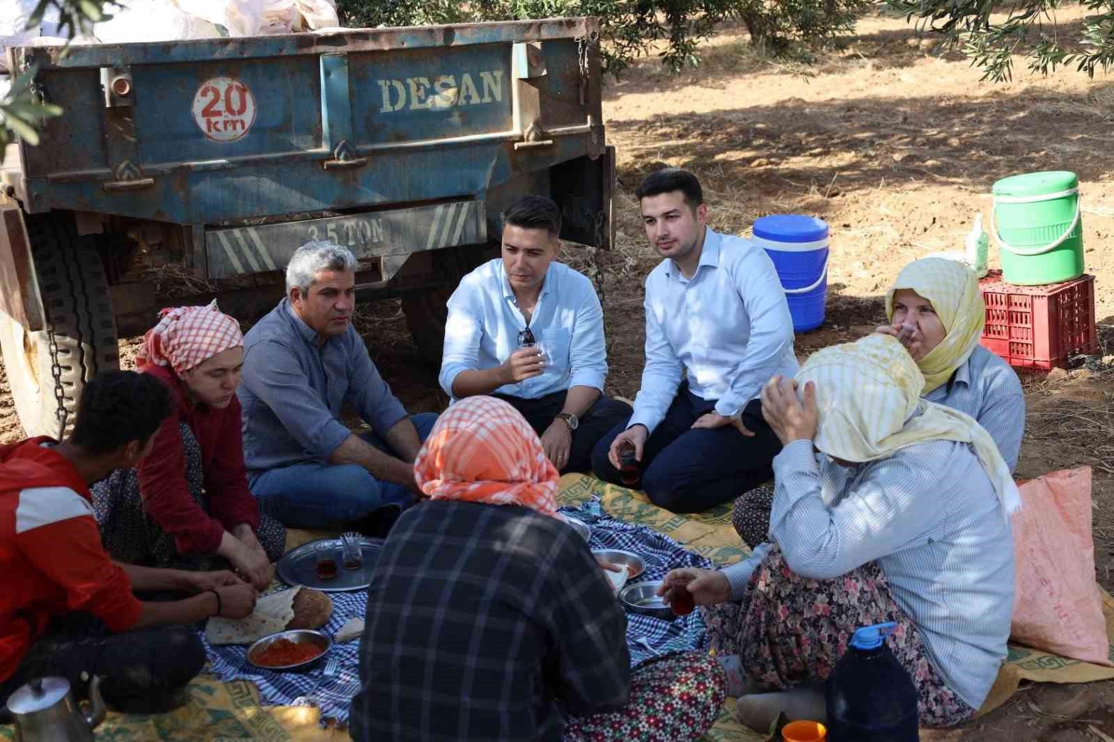 Kaymakam Gündoğdu ve Cumhuriyet Savcısı Tan tütün hasadına katıldı
