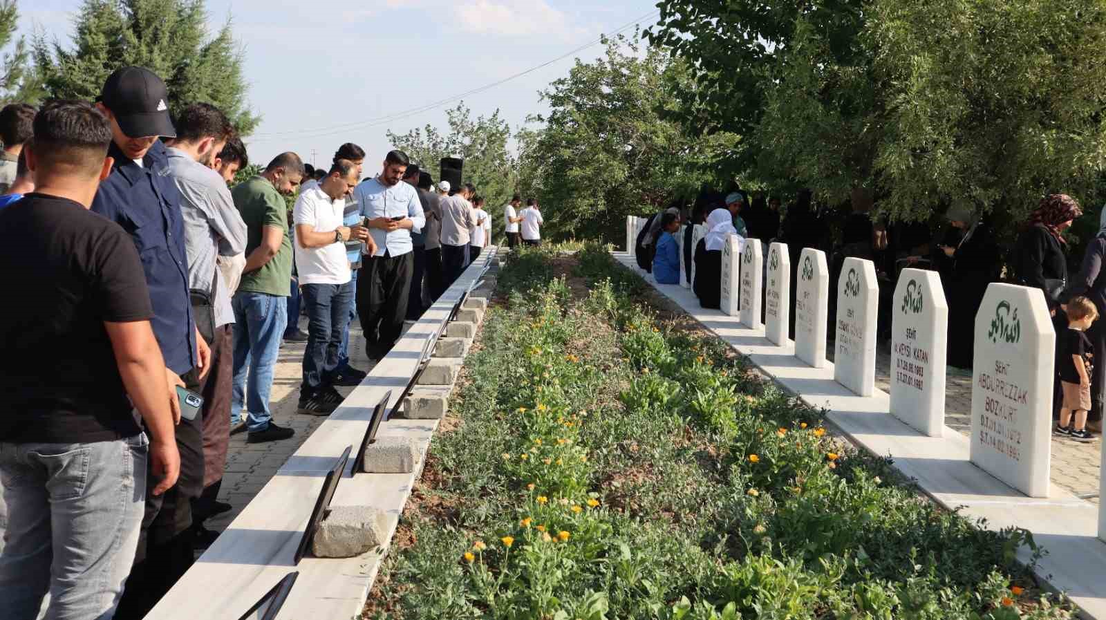 Diyarbakır’da terör örgütü PKK’nın şehit ettiği 2’si çocuk 10 kişi anıldı
