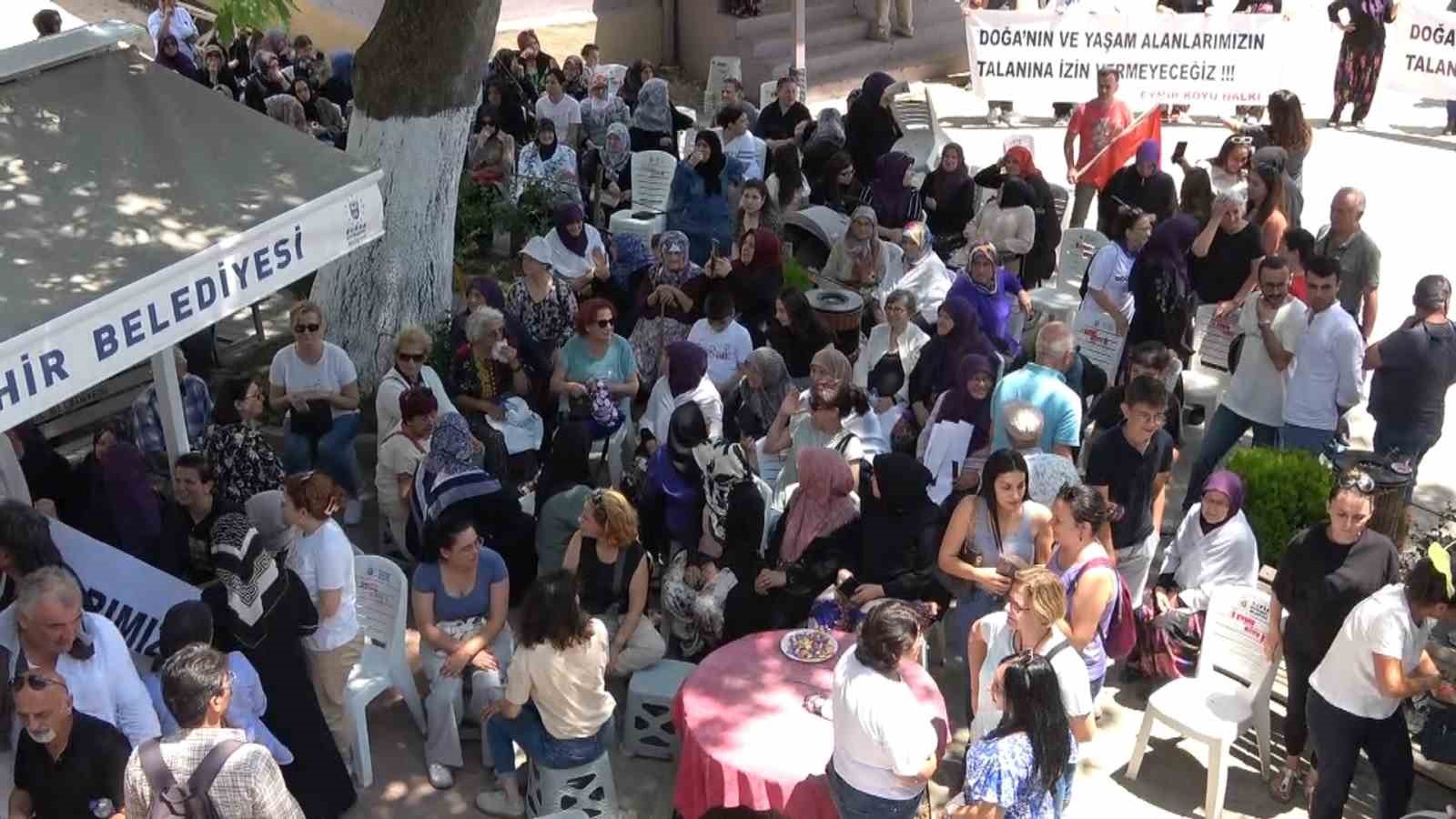 Köylülerden altın madenine karşı pankartlı, sloganlı eylem
