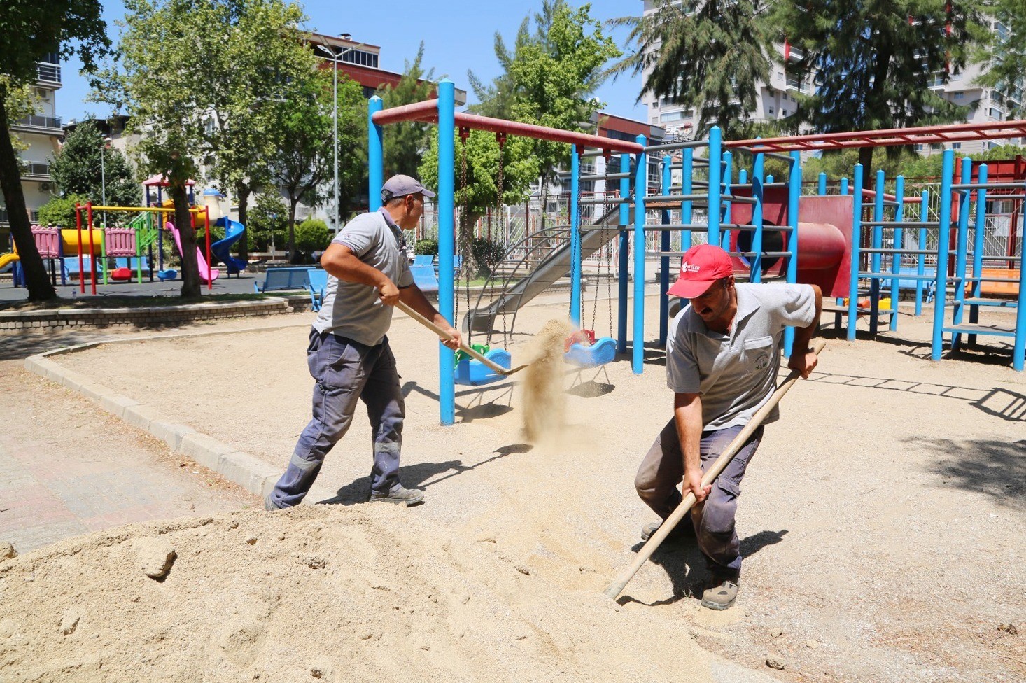 Efeler’de parklar yenileniyor
