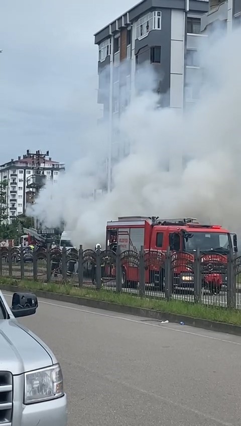 Rize’de seyir halindeki hafif ticari araç alev alev yandı
