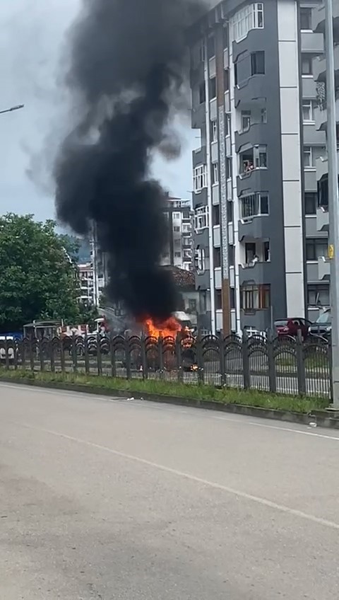 Rize’de seyir halindeki hafif ticari araç alev alev yandı
