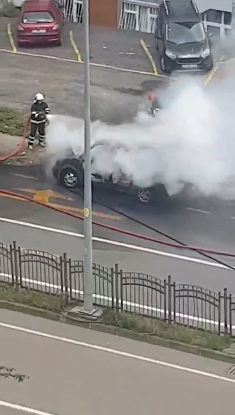 Rize’de seyir halindeki hafif ticari araç alev alev yandı
