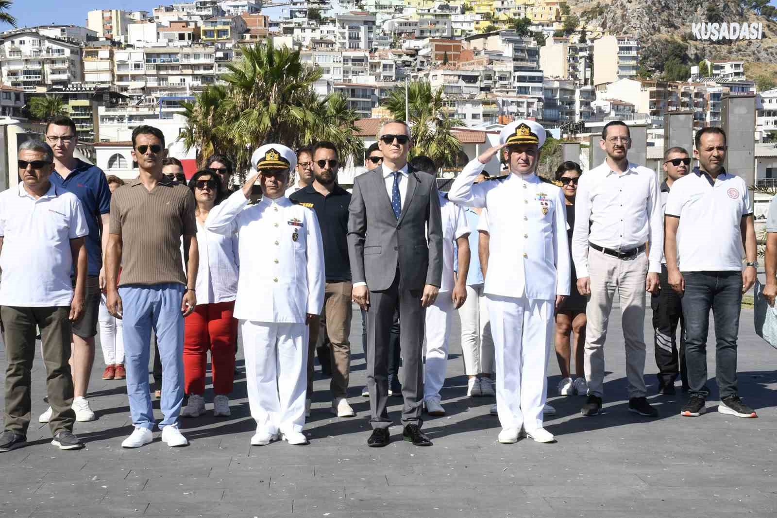 Kuşadası’nda deniz şehitleri anısına Körfez’e çelenk bıraktı
