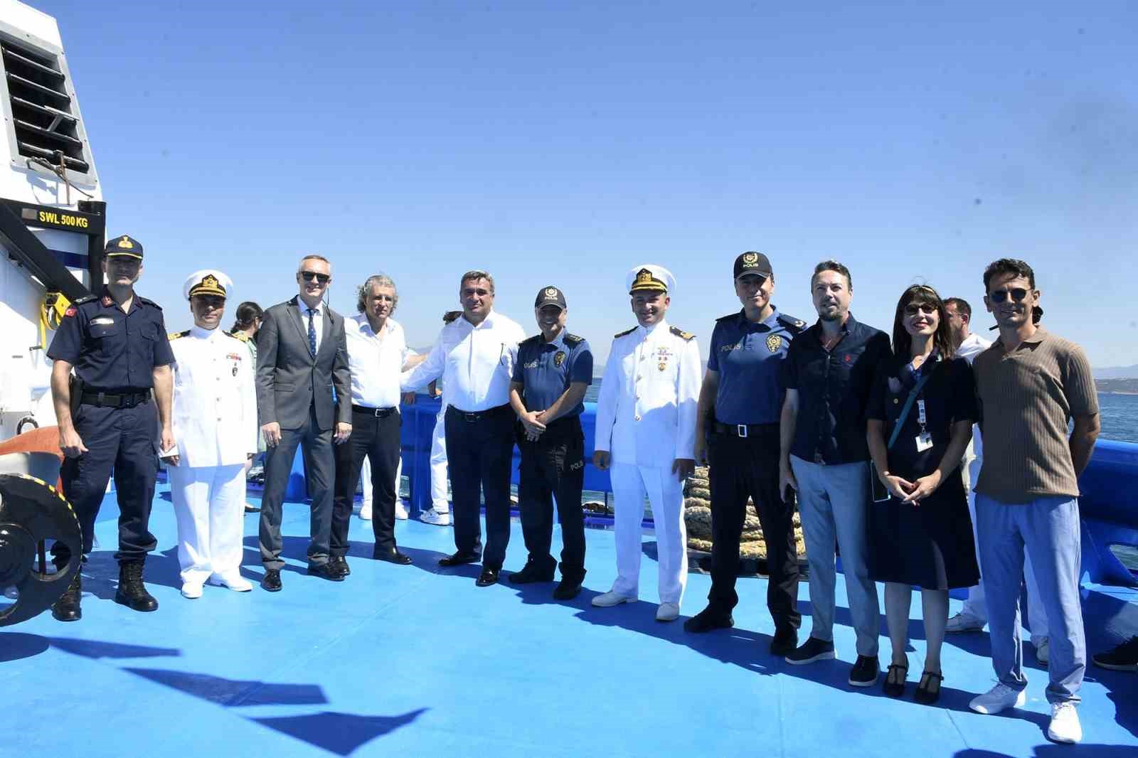 Kuşadası’nda deniz şehitleri anısına Körfez’e çelenk bıraktı
