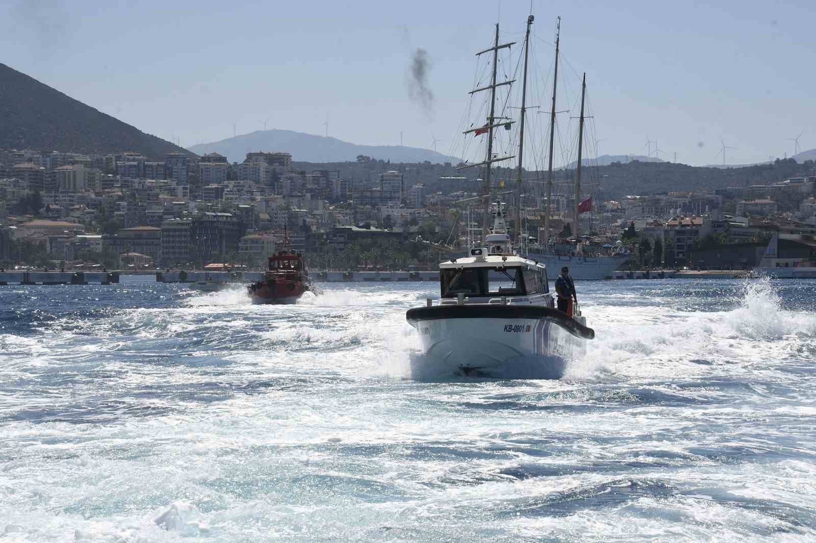 Kuşadası’nda deniz şehitleri anısına Körfez’e çelenk bıraktı
