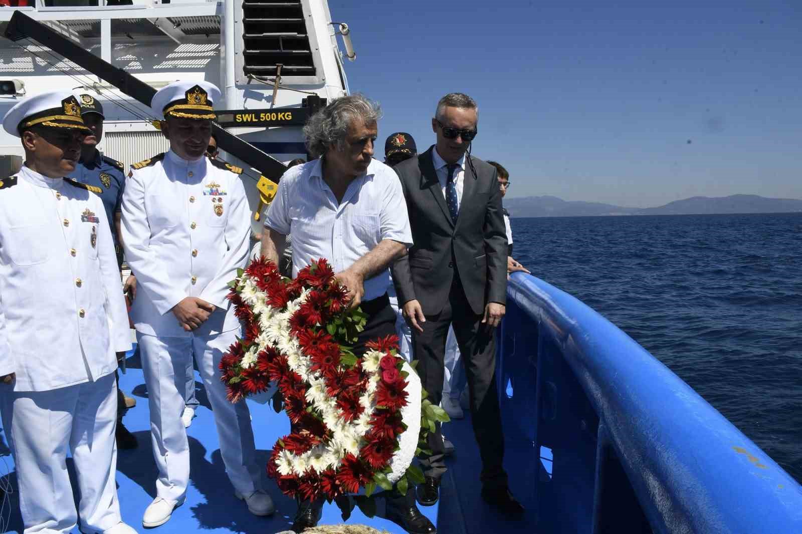 Kuşadası’nda deniz şehitleri anısına Körfez’e çelenk bıraktı
