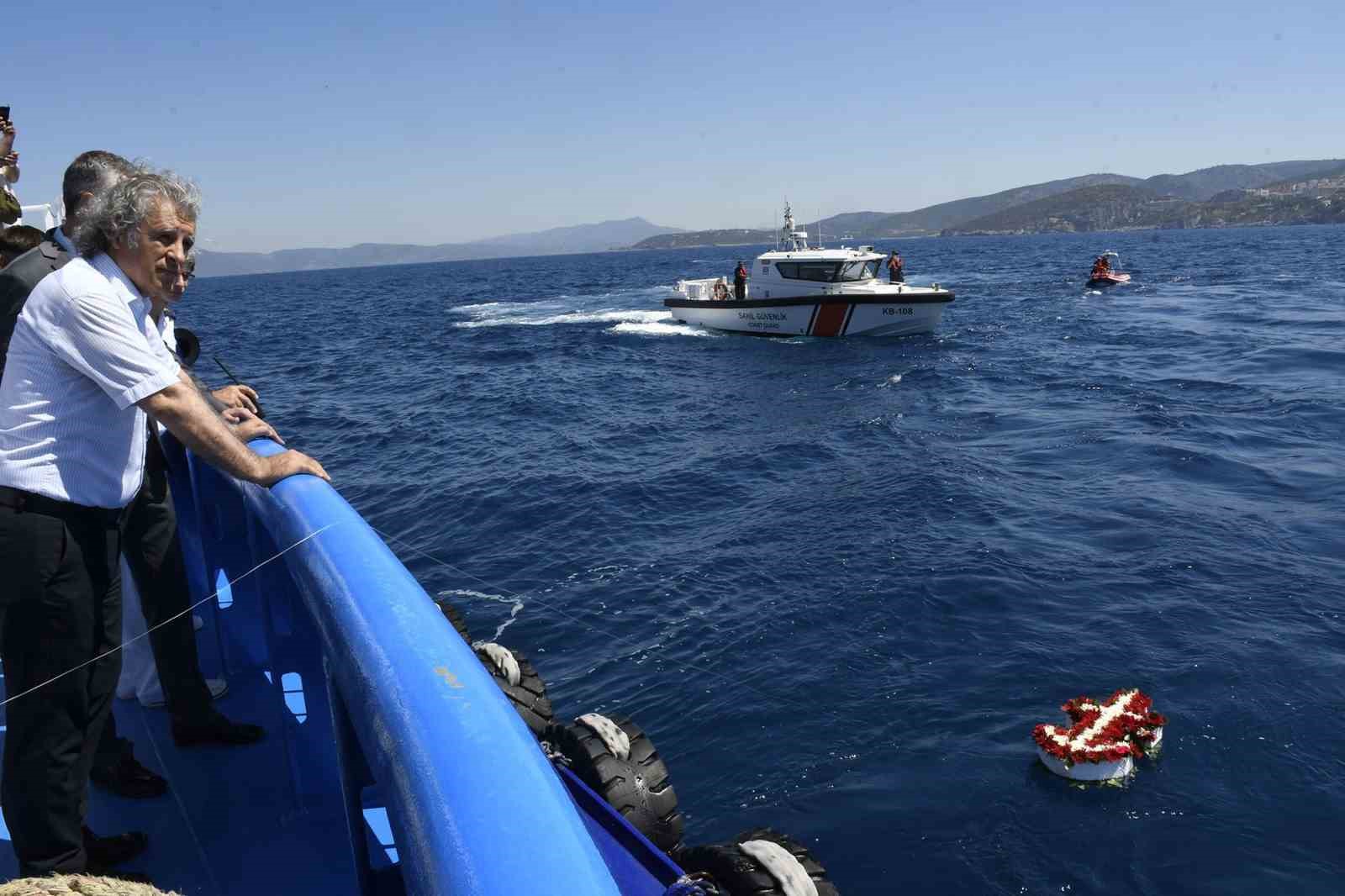 Kuşadası’nda deniz şehitleri anısına Körfez’e çelenk bıraktı
