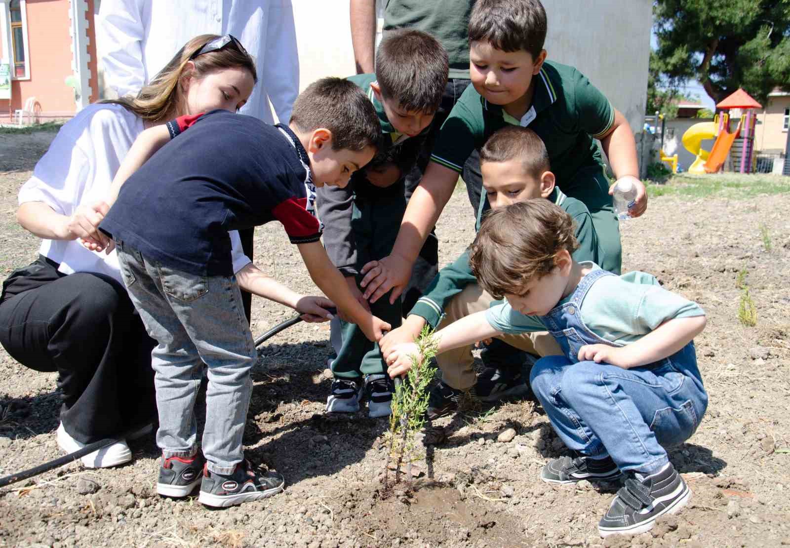 Fidanları Toprakla, Minikleri Eğlenceyle Buluşturdular
