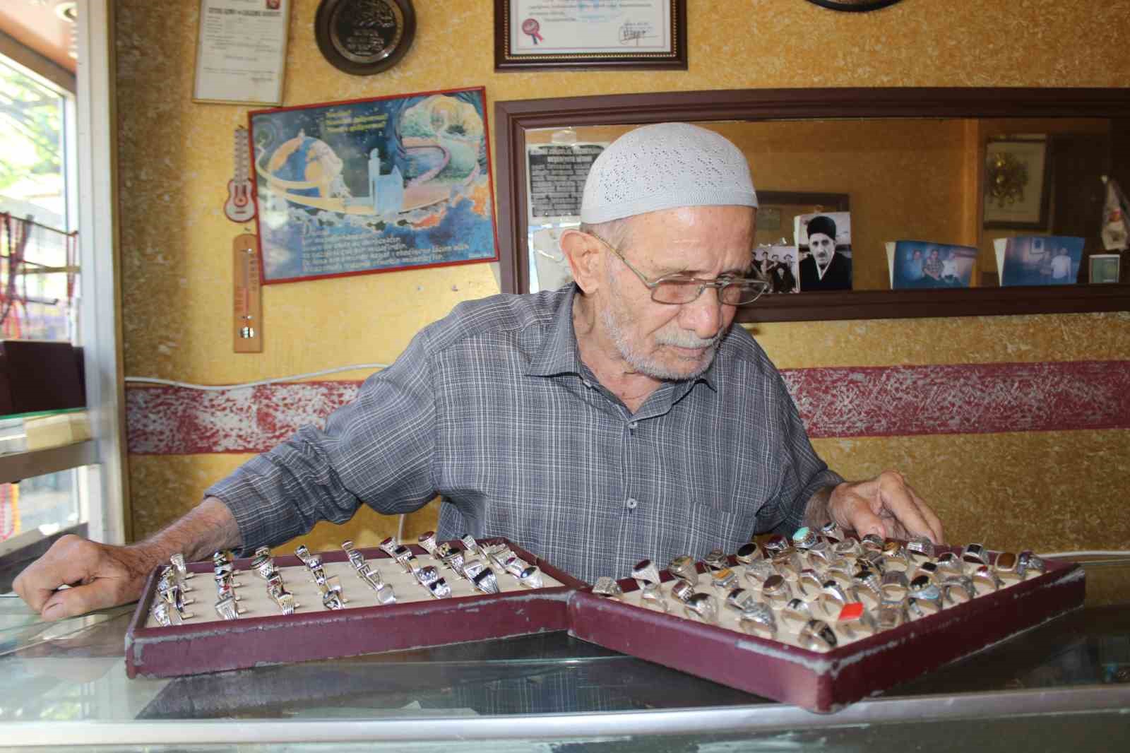 70 yıllık kuyumcu mesleğini aşkla yapıyor
