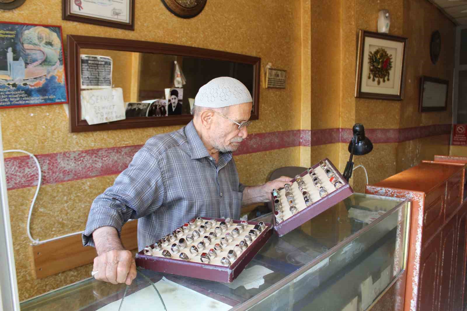 70 yıllık kuyumcu mesleğini aşkla yapıyor
