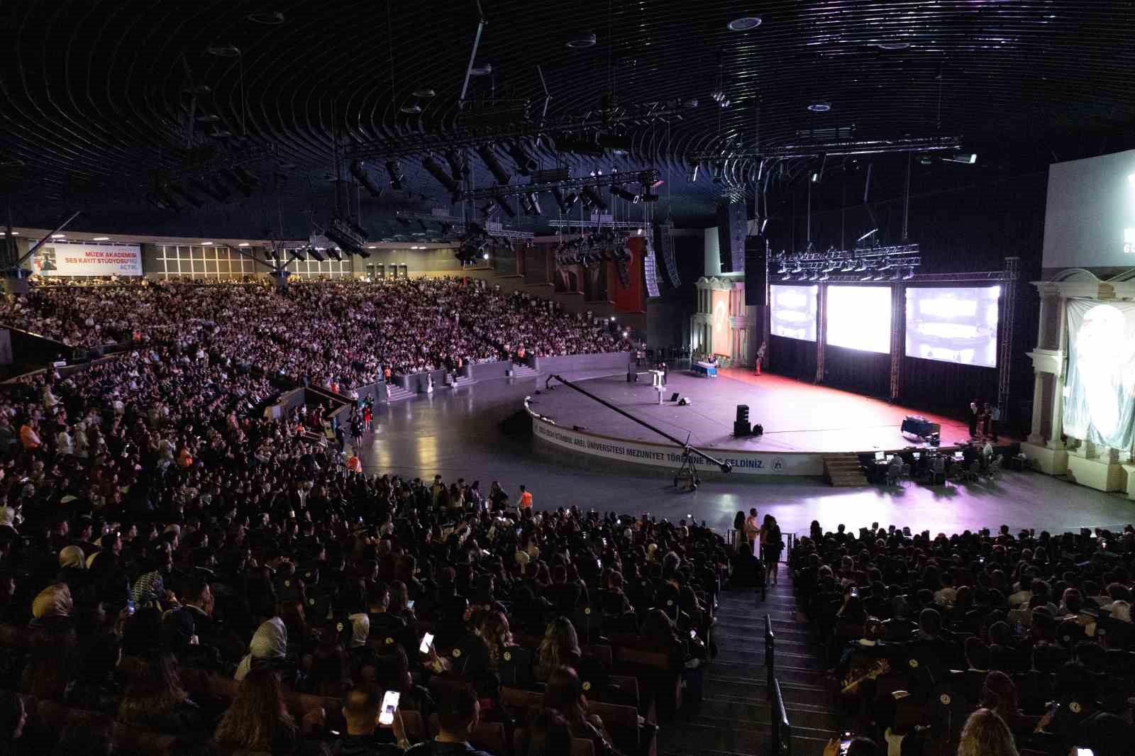 İstanbul Arel Üniversitesi’nde mezuniyet coşkusu
