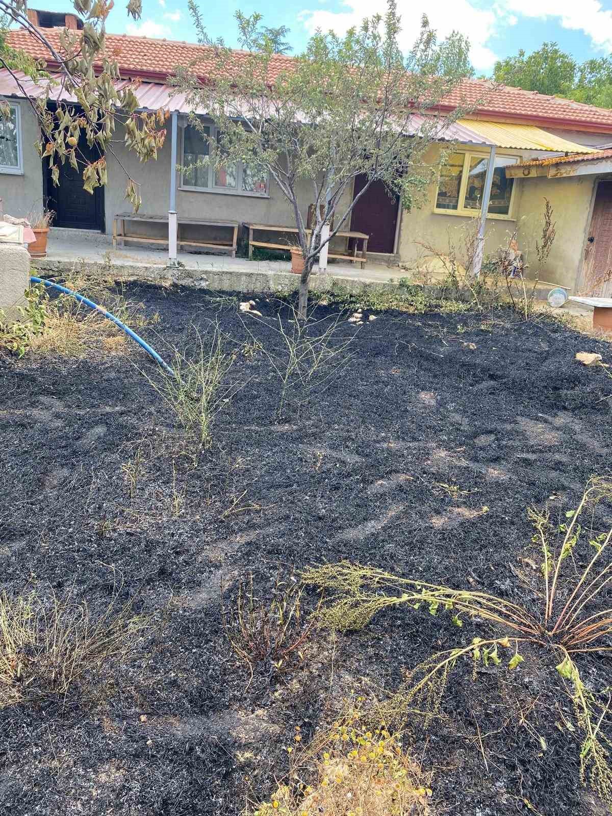 Bahçede çıkan yangın evlere sıçramadan söndürüldü
