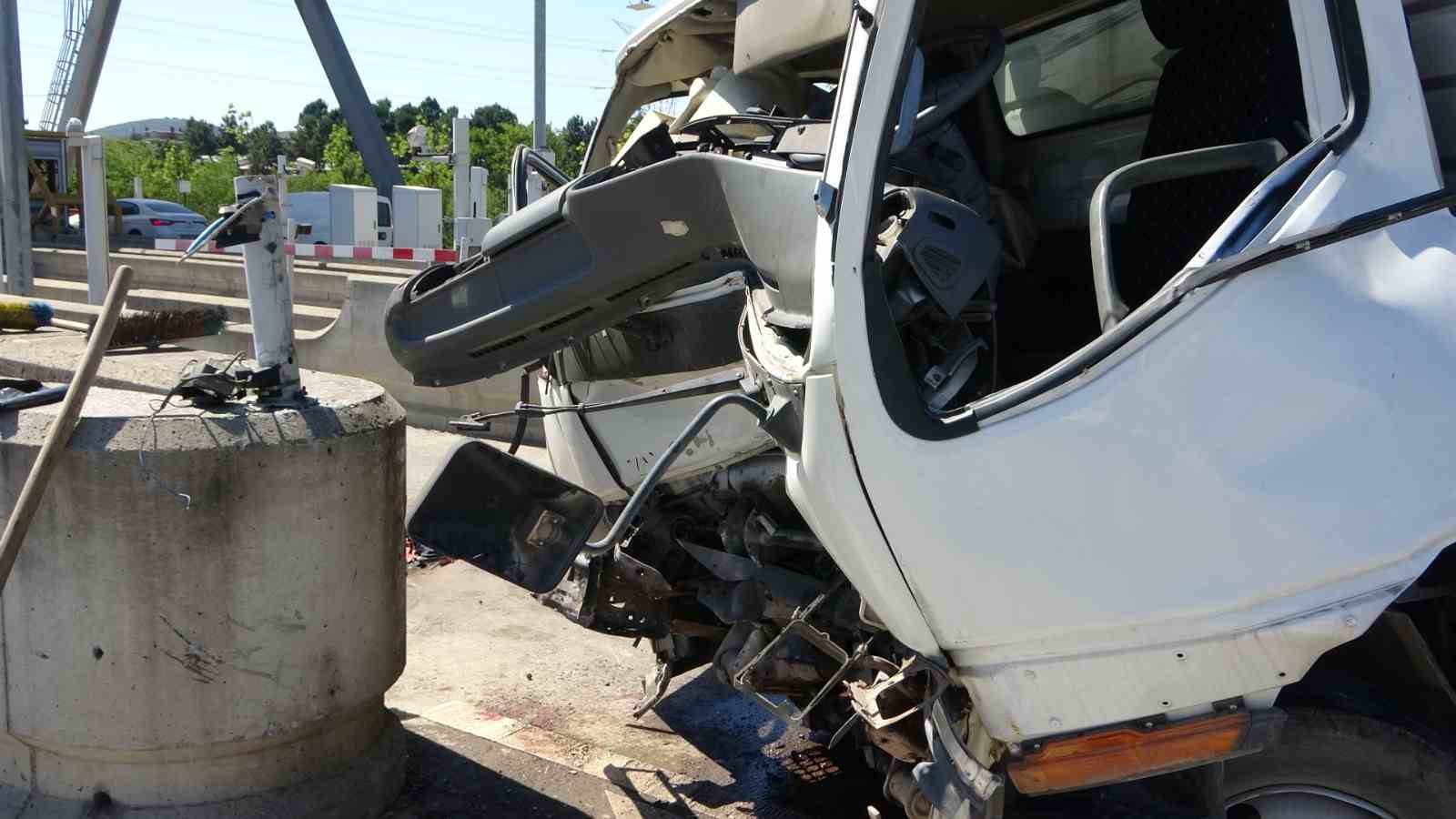 Çekmeköy gişelerde kamyonet beton bariyere daldı: 3 yaralı
